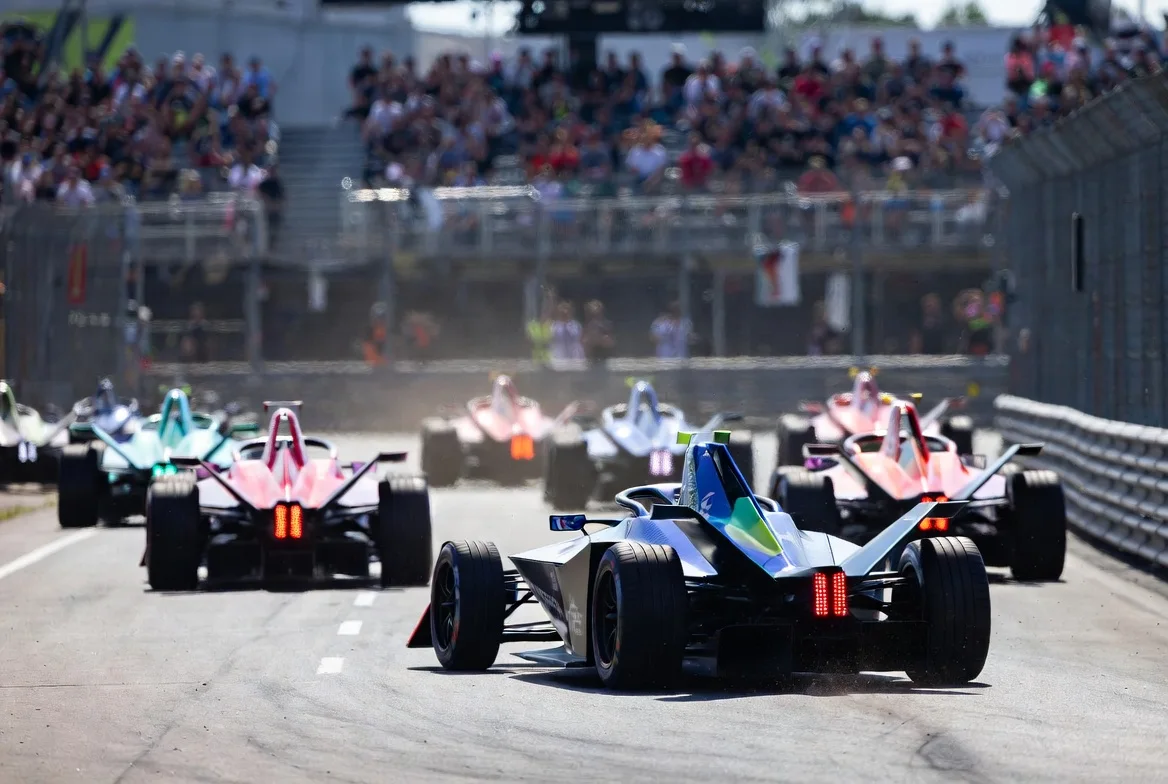 how fast do formula e cars go