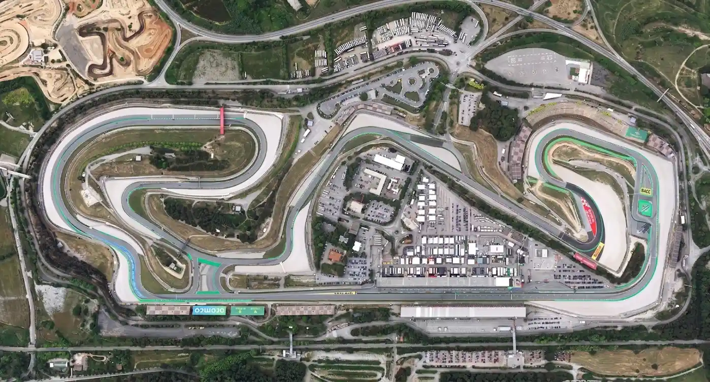 Aerial view of racing circuit grandstands with packed crowd — Formula 1 Spanish Grand Prix atmosphere