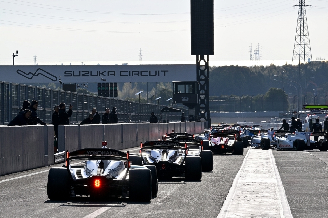 Super Formula open-wheel cars battling through high-speed corners at Suzuka Circuit during the 2026 Japanese championship season