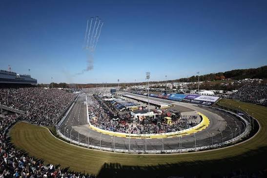 Martinsville Speedway flat short track NASCAR slow-speed braking zone