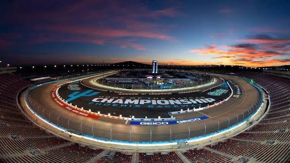 Phoenix Raceway low-banked one-mile track NASCAR braking and handling circuit