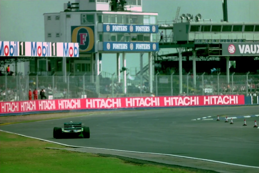 Benetton_B194_approaches_Woodcote_at_the_1994_British_Grand_Prix