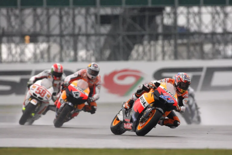 Casey_Stoner,_Andrea_Dovizioso,_Marco_Simoncelli_2011_Silverstone