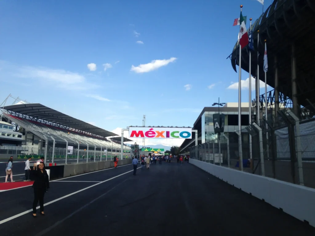 Entrance_to_pitlane_-_Mexican_Grand_Prix_03