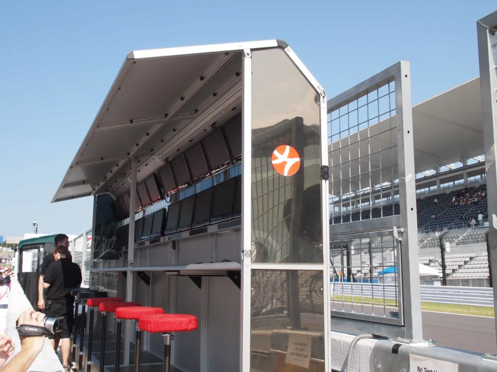 Hispania_f1_2010_pit_wall
