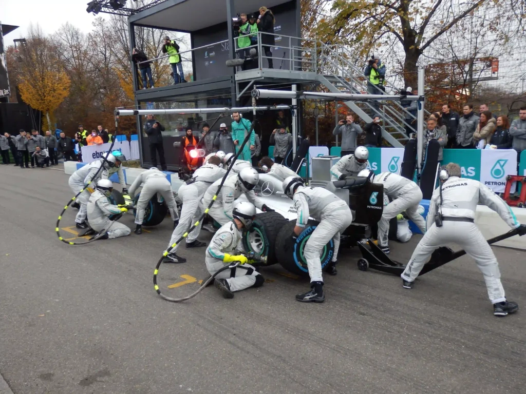 Mercedes_W05Hybrid_Boxenstopp