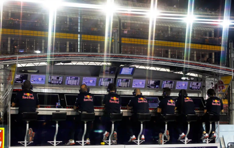 Red_Bull_team_on_the_pit_lane_wall_-_2010_Singapore_Grand_Prix