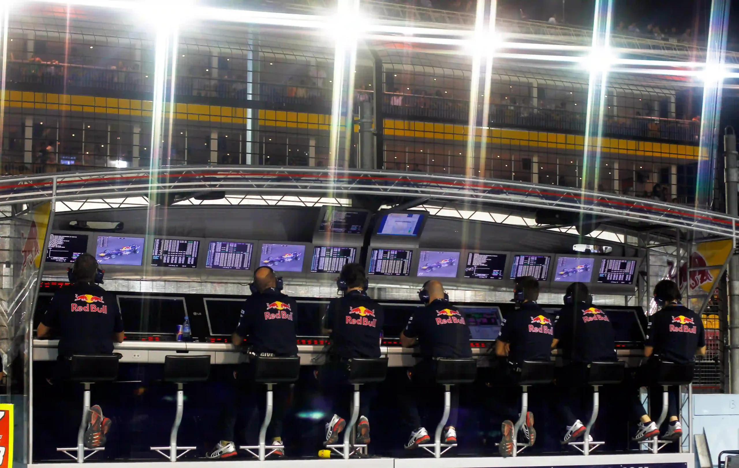 Red_Bull_team_on_the_pit_lane_wall_-_2010_Singapore_Grand_Prix