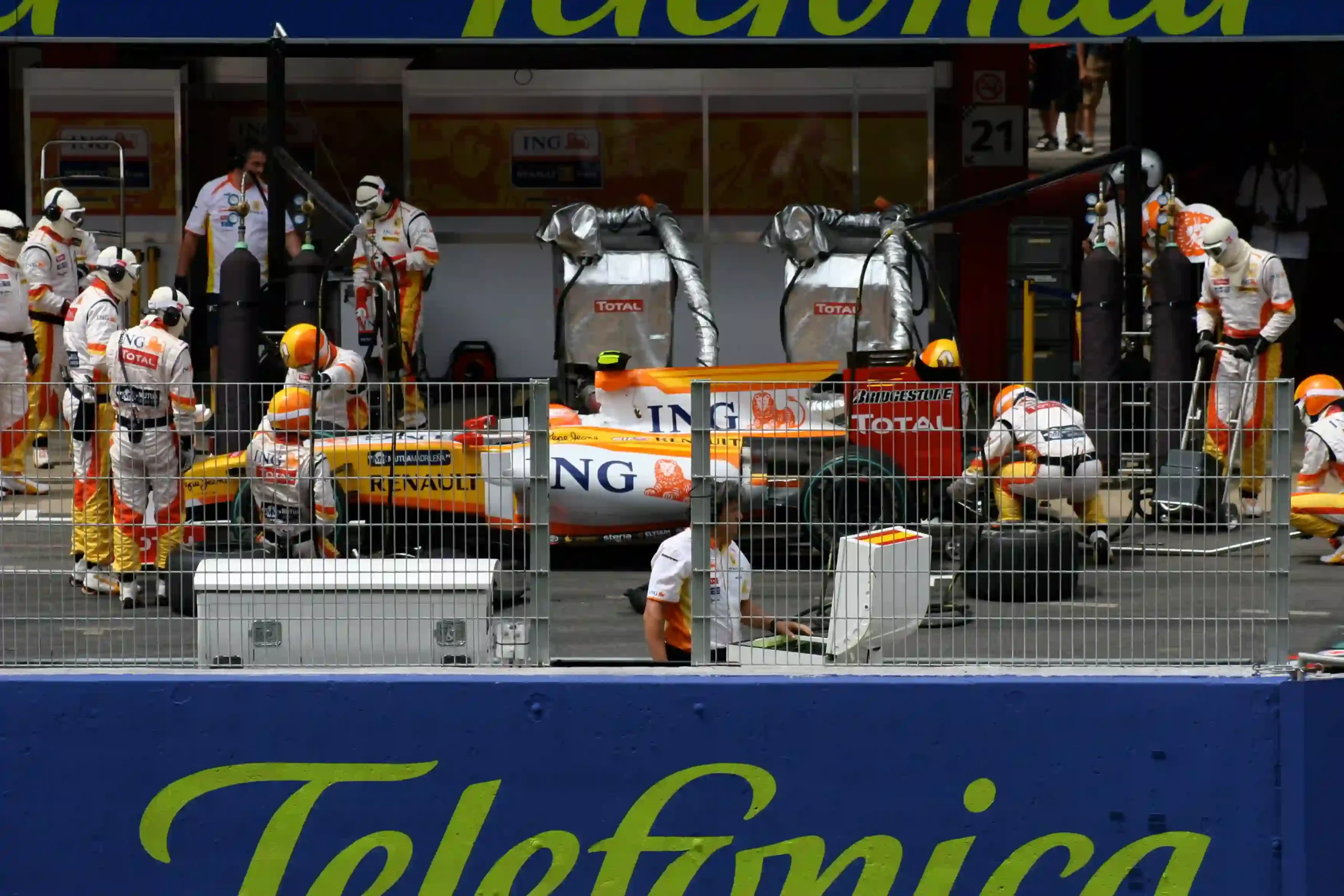 Renault Formula 1 pit crew servicing Nelson Piquet Jr.'s car during the 2009 Spanish Grand Prix