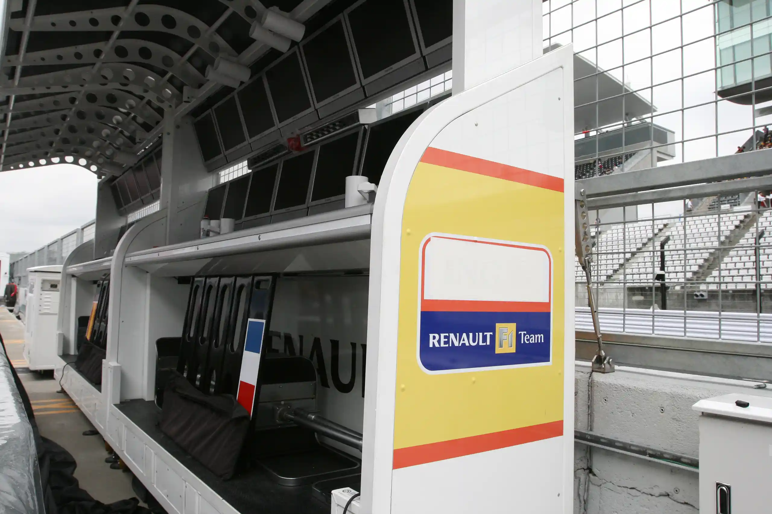 Renault Formula 1 pit wall without its former title sponsor branding at the 2009 Japanese Grand Prix