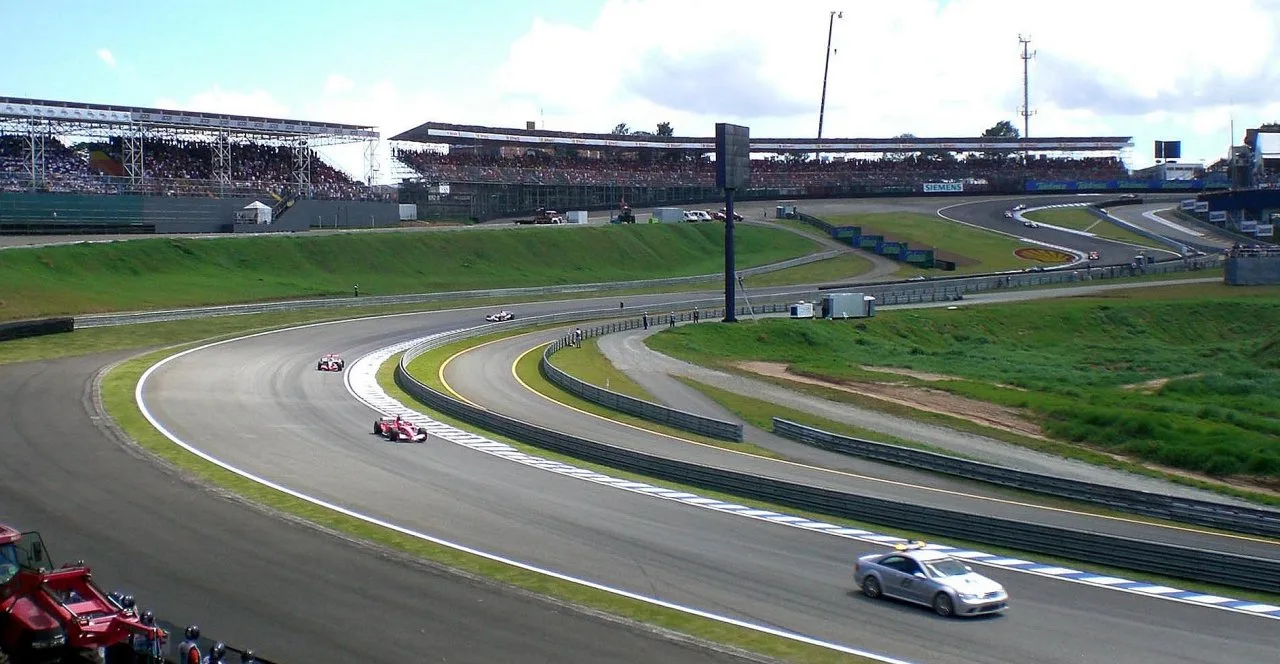 Mercedes Formula 1 Safety Car leading cars during the 2006 Brazilian Grand Prix
