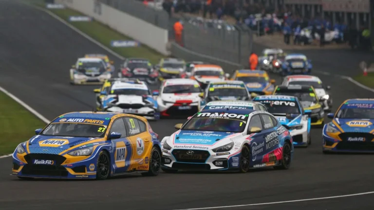 BTCC field racing at Donington Park