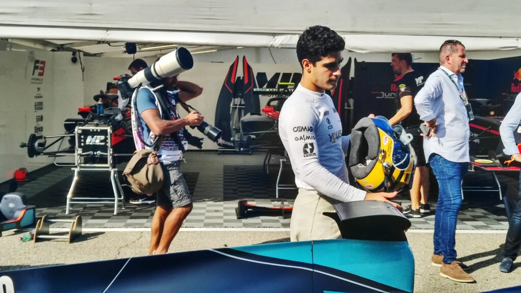 Piloto_Sérgio_Sette_Câmara_antes_da_corrida_de_Fórmula_2,_no_circuito_de_Monza,_Itália