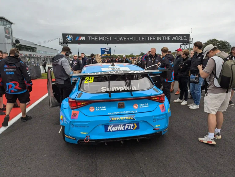Touring_car_on_the_starting_grid_at_Donington_Park