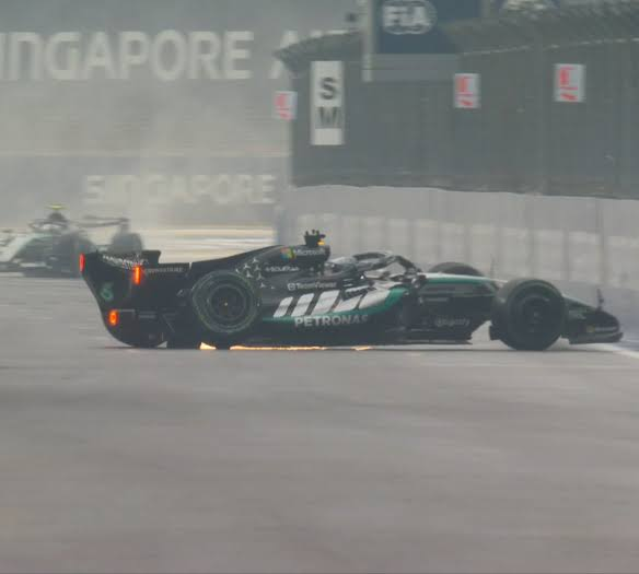 George Russell Crash in Singapore: "A Very Silly Mistake" From the Lead