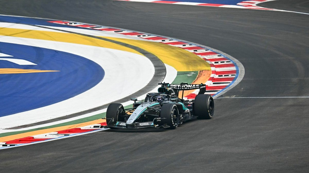 The Safety Car leads the field past Russell's stricken Mercedes in the Singapore Sprint